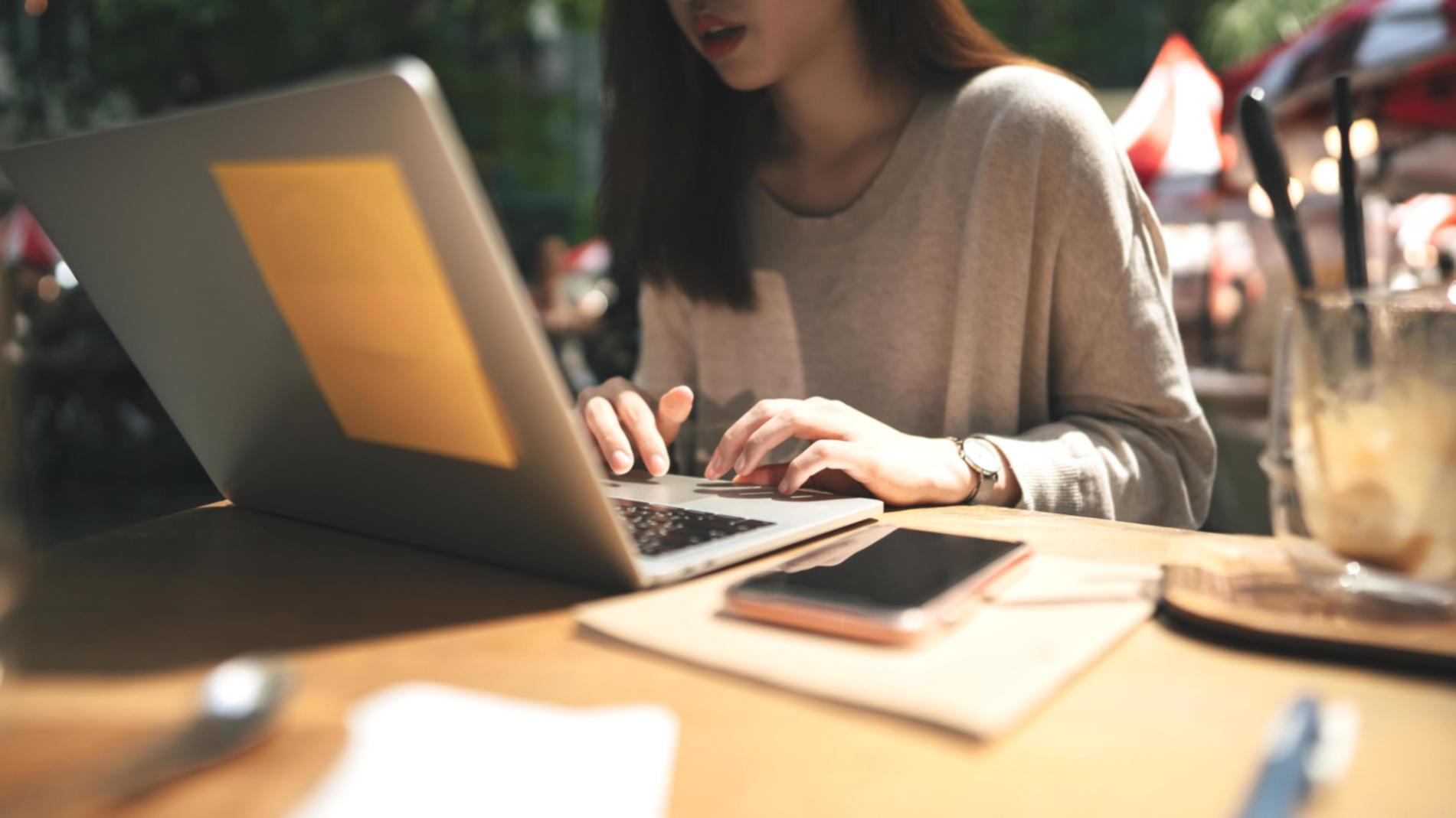 Familia planificando sus finanzas personales con calculadora y documentos