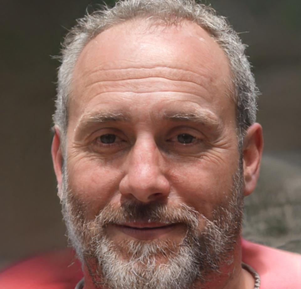 Retrato profesional del instructor Alejandro Ruiz