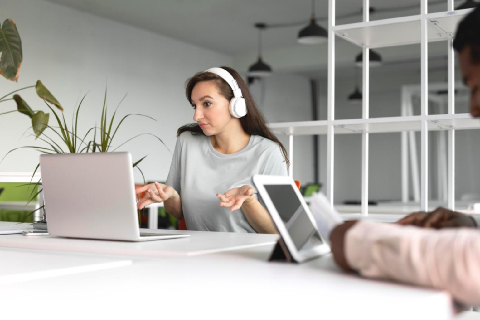 Consultor financiero trabajando con documentos y calculadora en oficina moderna