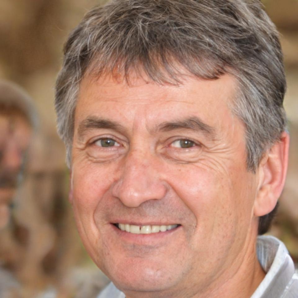 Retrato profesional de Esteban Morales, especialista en planificación familiar