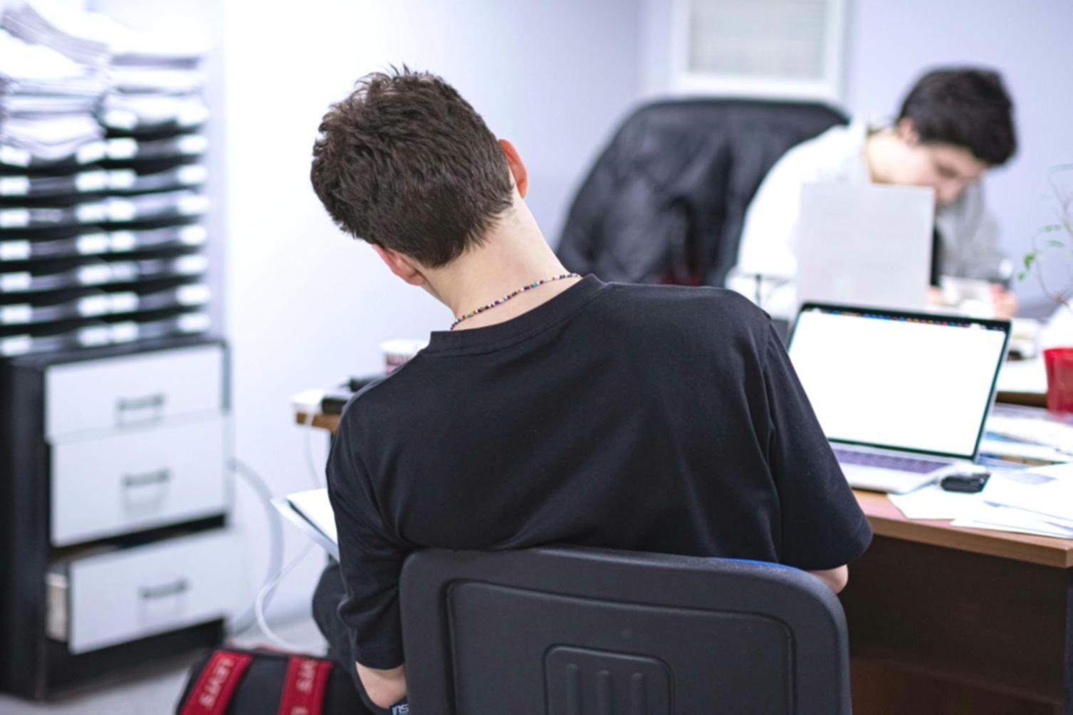 Planificación financiera personalizada con documentos y calculadora sobre escritorio