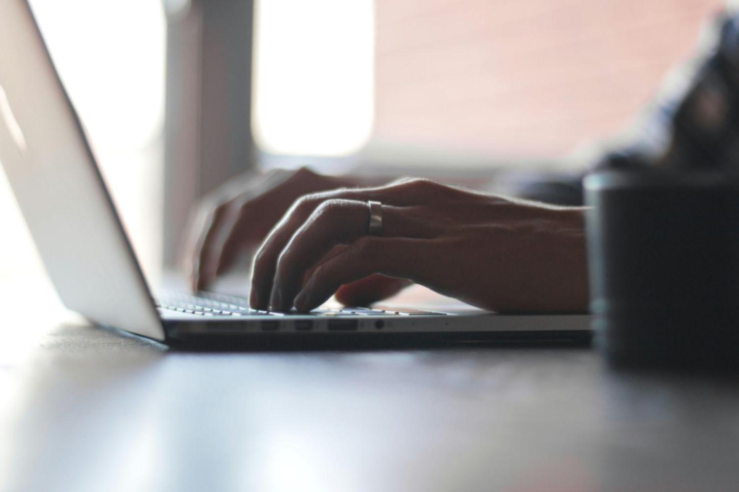 Grupo de estudiantes trabajando colaborativamente en ejercicios financieros